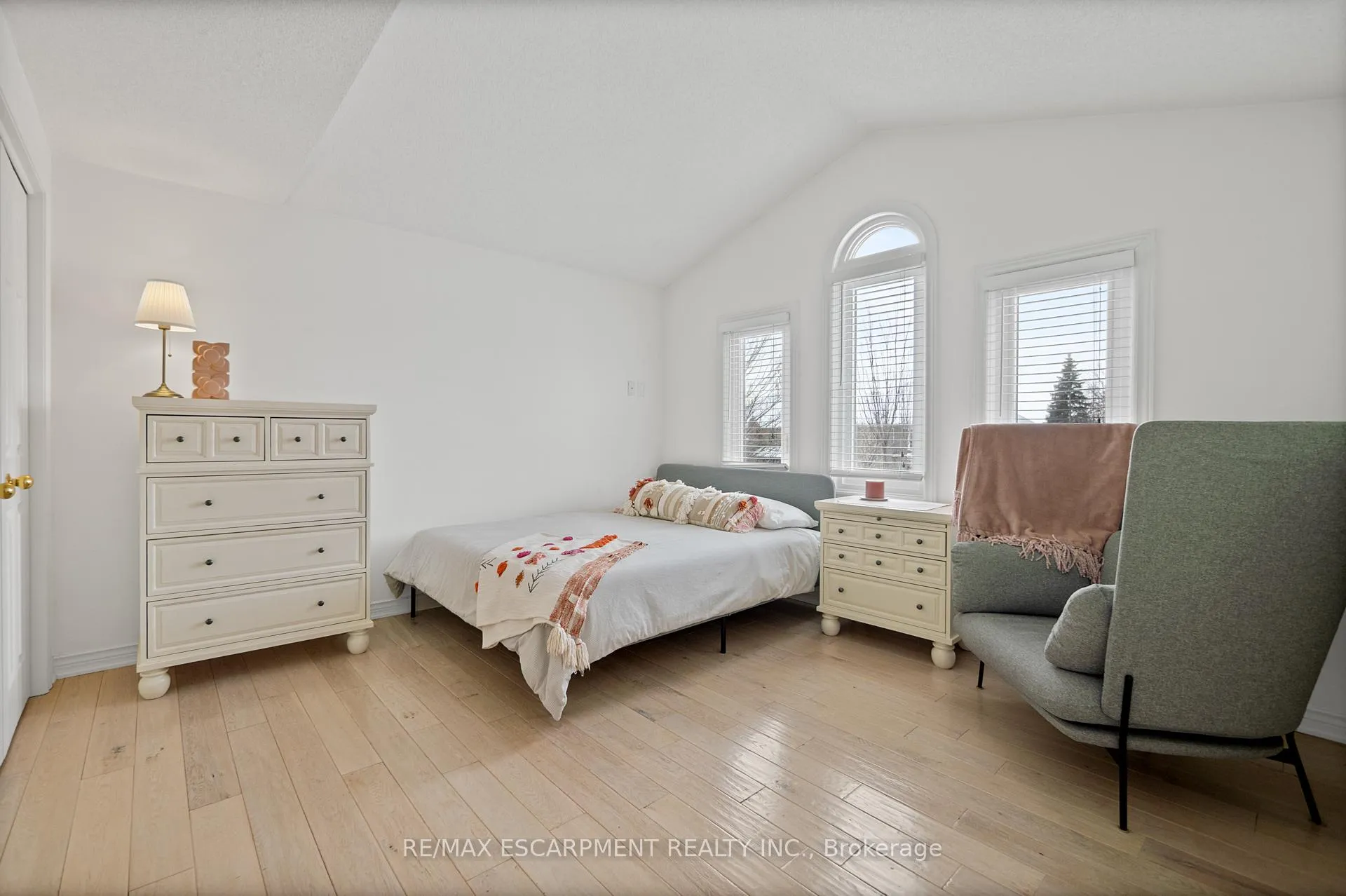 Photo 28 of 45 Strathroy Crescent, Hamilton, Waterdown — HOMEH
