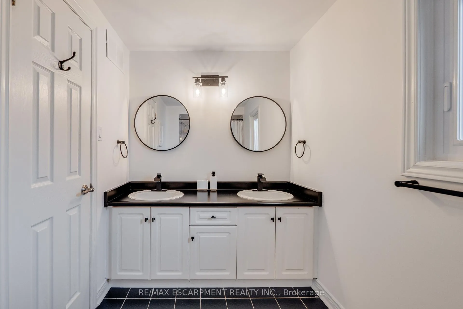 Photo 29 of 45 Strathroy Crescent, Hamilton, Waterdown — HOMEH