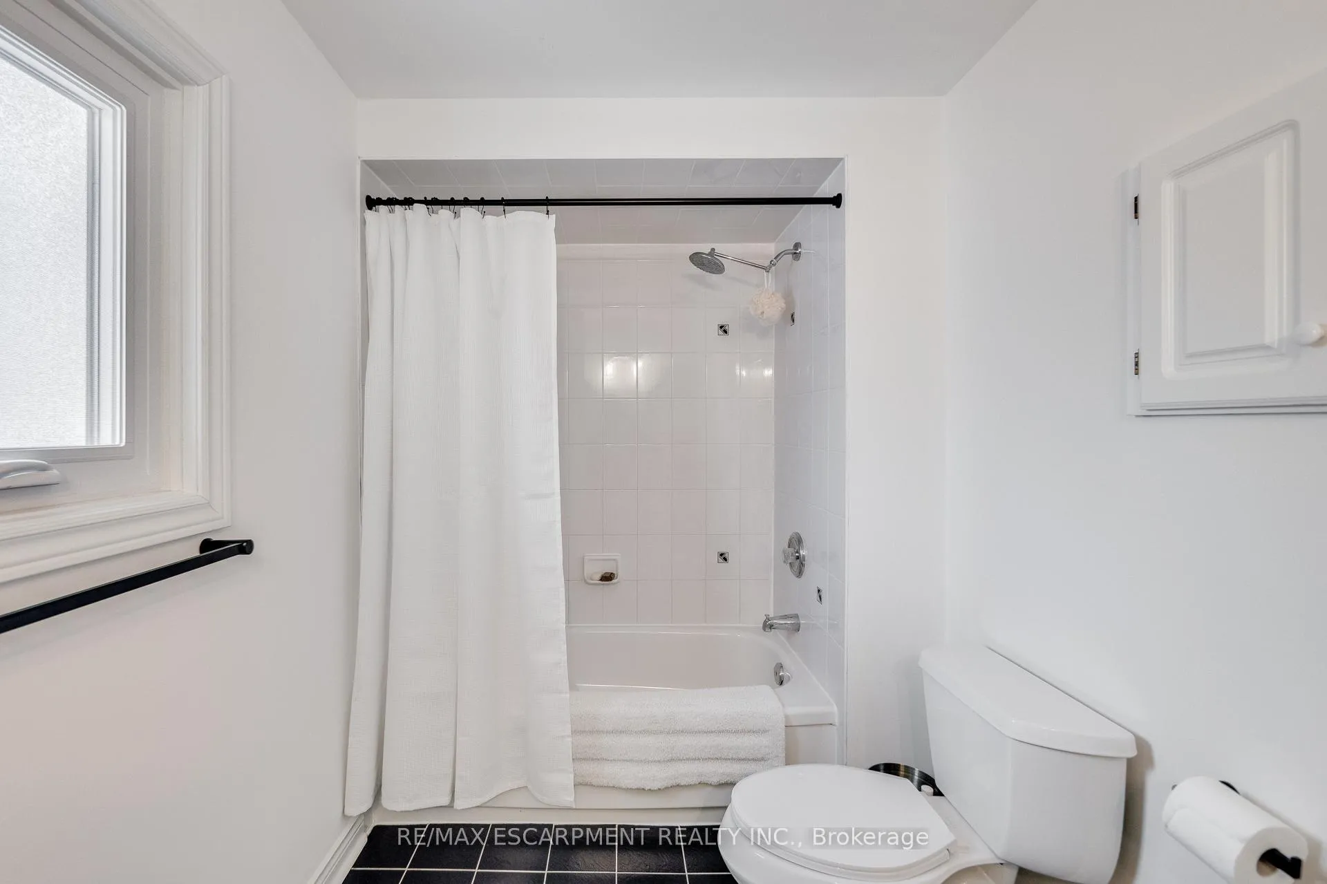 Photo 30 of 45 Strathroy Crescent, Hamilton, Waterdown — HOMEH