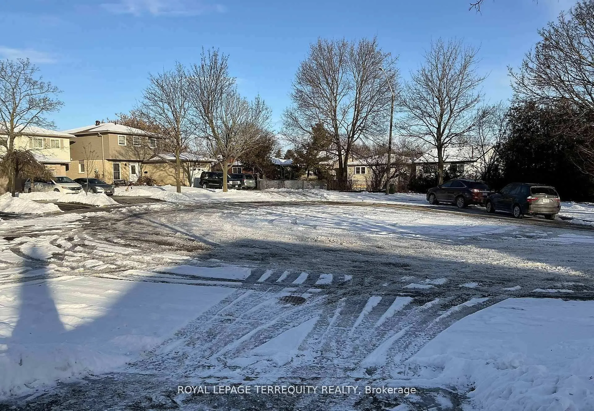 Photo 4 of 527 Carmello Court, Pickering, West Shore — HOMEH
