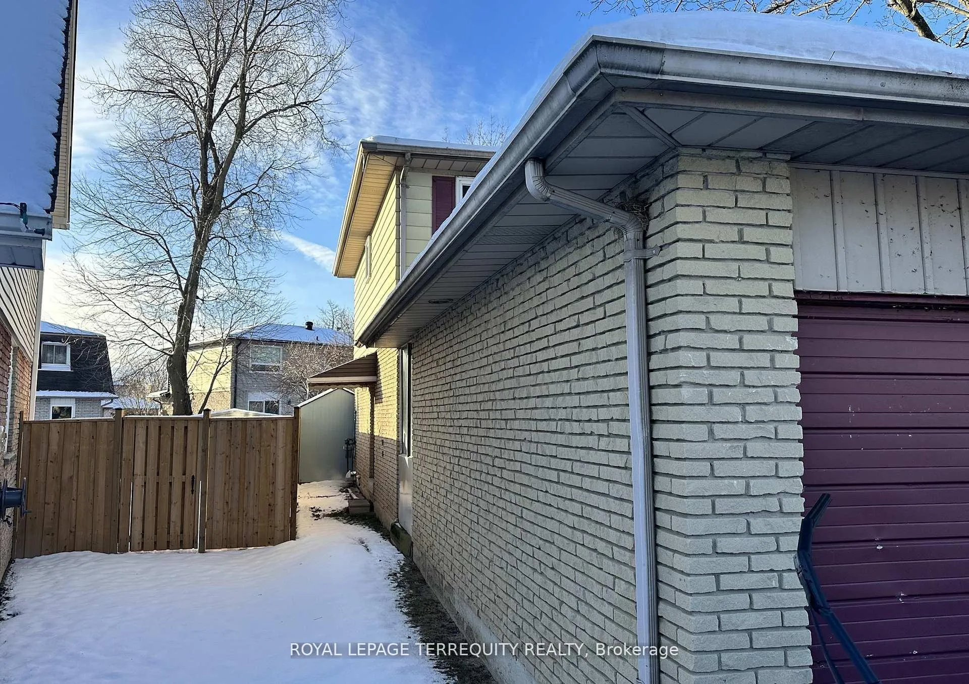 Photo 5 of 527 Carmello Court, Pickering, West Shore — HOMEH