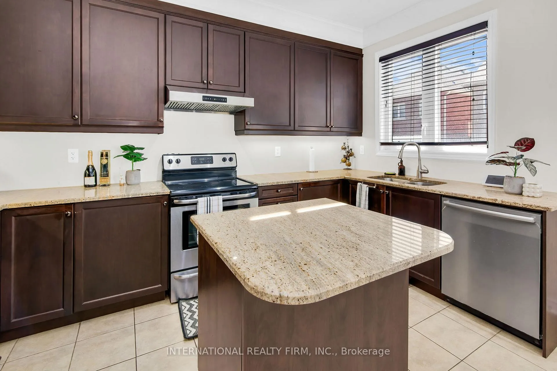 Photo 18 of 133 Hatton Garden Road, Vaughan, Vellore Village — HOMEH