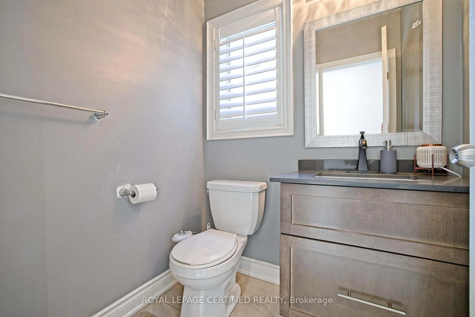 Photo 4 of 3 Lower Thames Drive, Brampton, Bram West — HOMEH