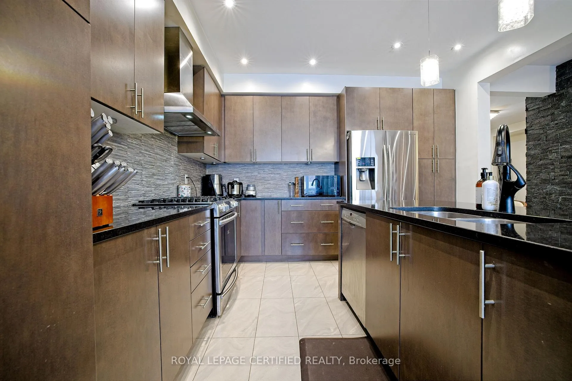 Photo 14 of 3 Lower Thames Drive, Brampton, Bram West — HOMEH