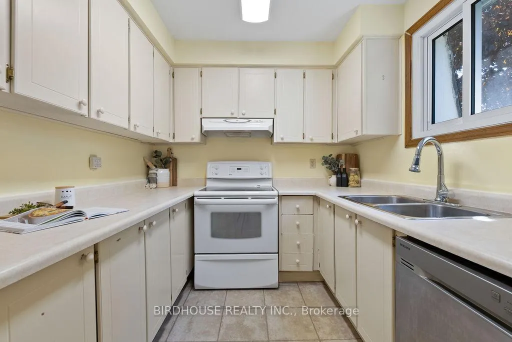 Photo 10 of 27 Edwin Street, Kawartha Lakes, Lindsay — HOMEH
