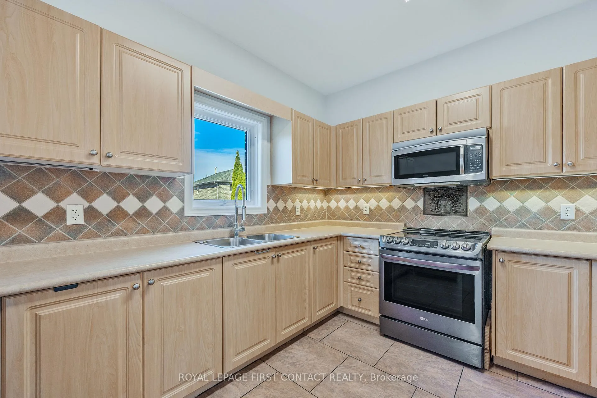 Photo 17 of 36 Batteaux Street, Barrie, Ardagh — HOMEH