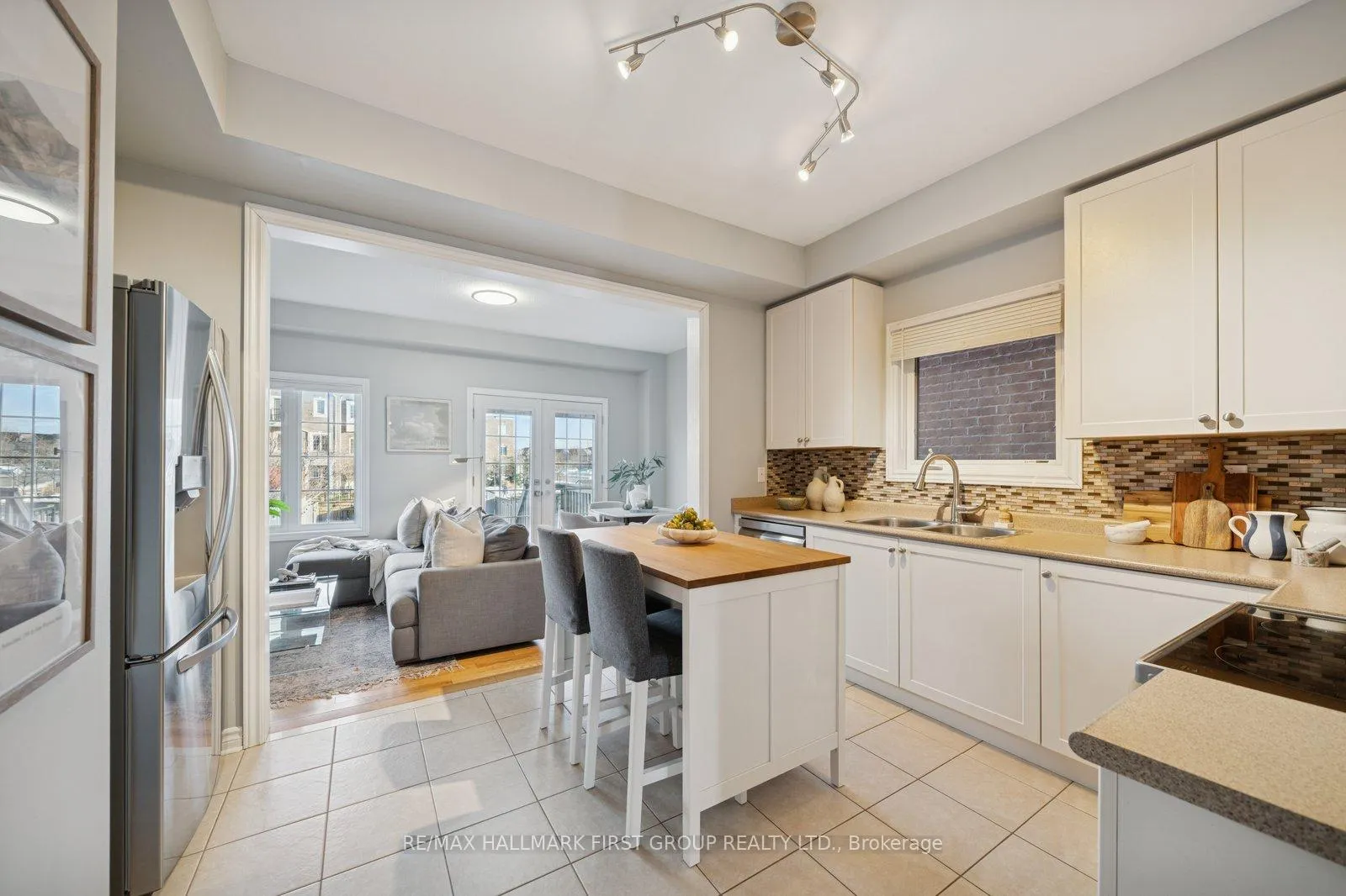 Photo 3 of 35 Beckett Crescent, Clarington, Courtice — HOMEH