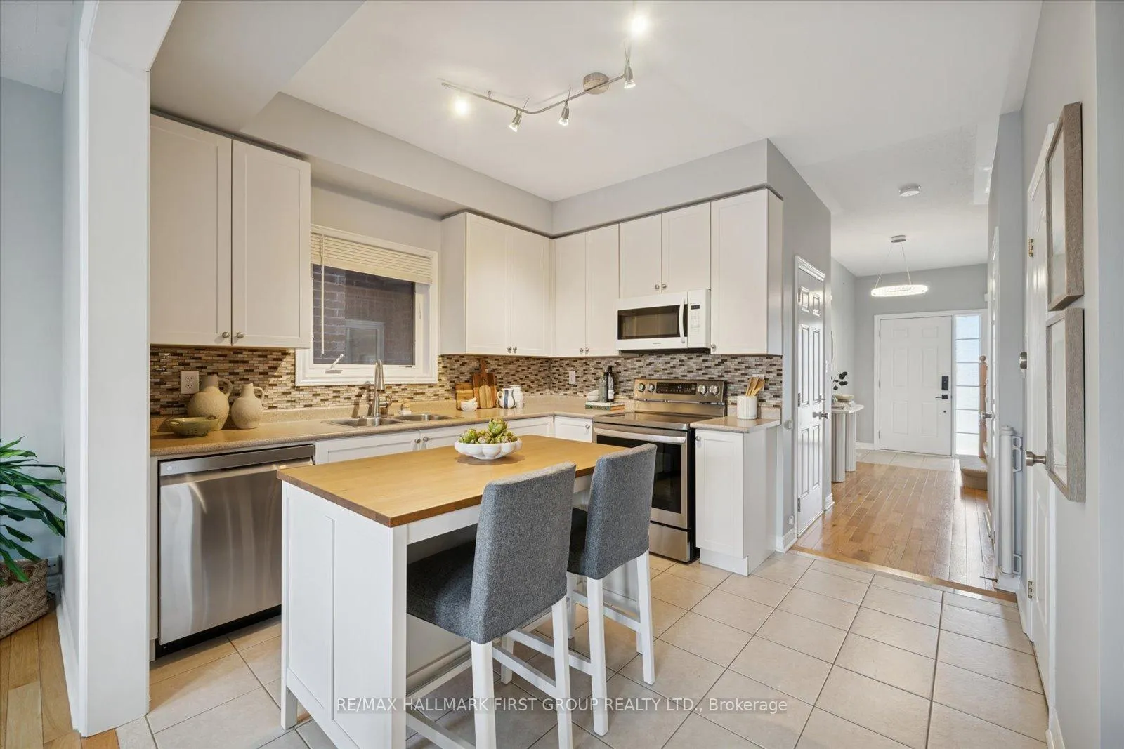 Photo 4 of 35 Beckett Crescent, Clarington, Courtice — HOMEH