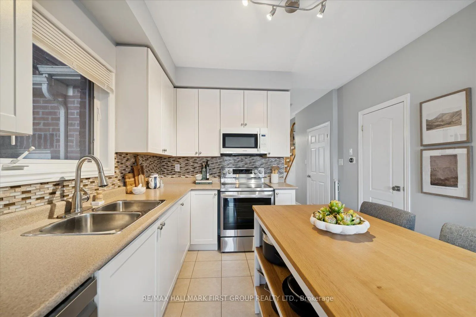Photo 5 of 35 Beckett Crescent, Clarington, Courtice — HOMEH