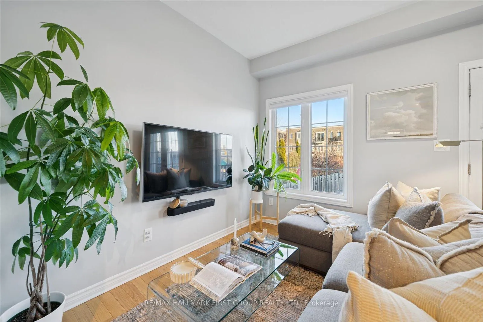 Photo 7 of 35 Beckett Crescent, Clarington, Courtice — HOMEH