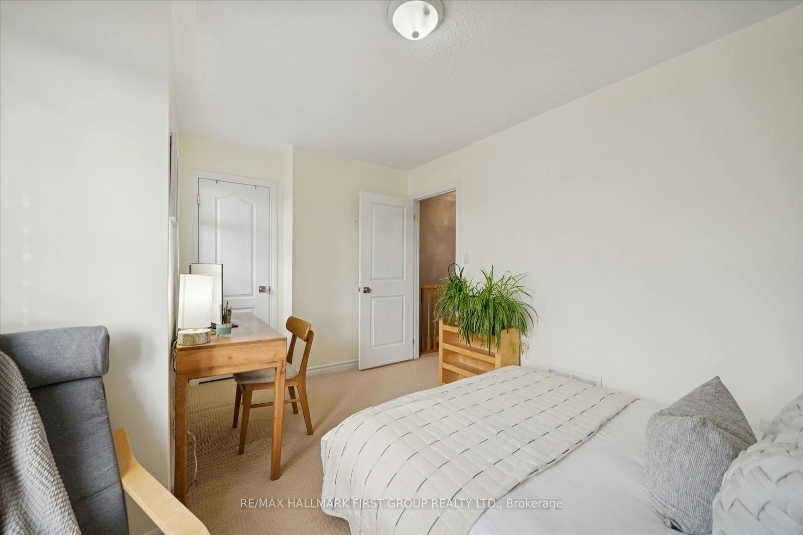 Photo 16 of 35 Beckett Crescent, Clarington, Courtice — HOMEH