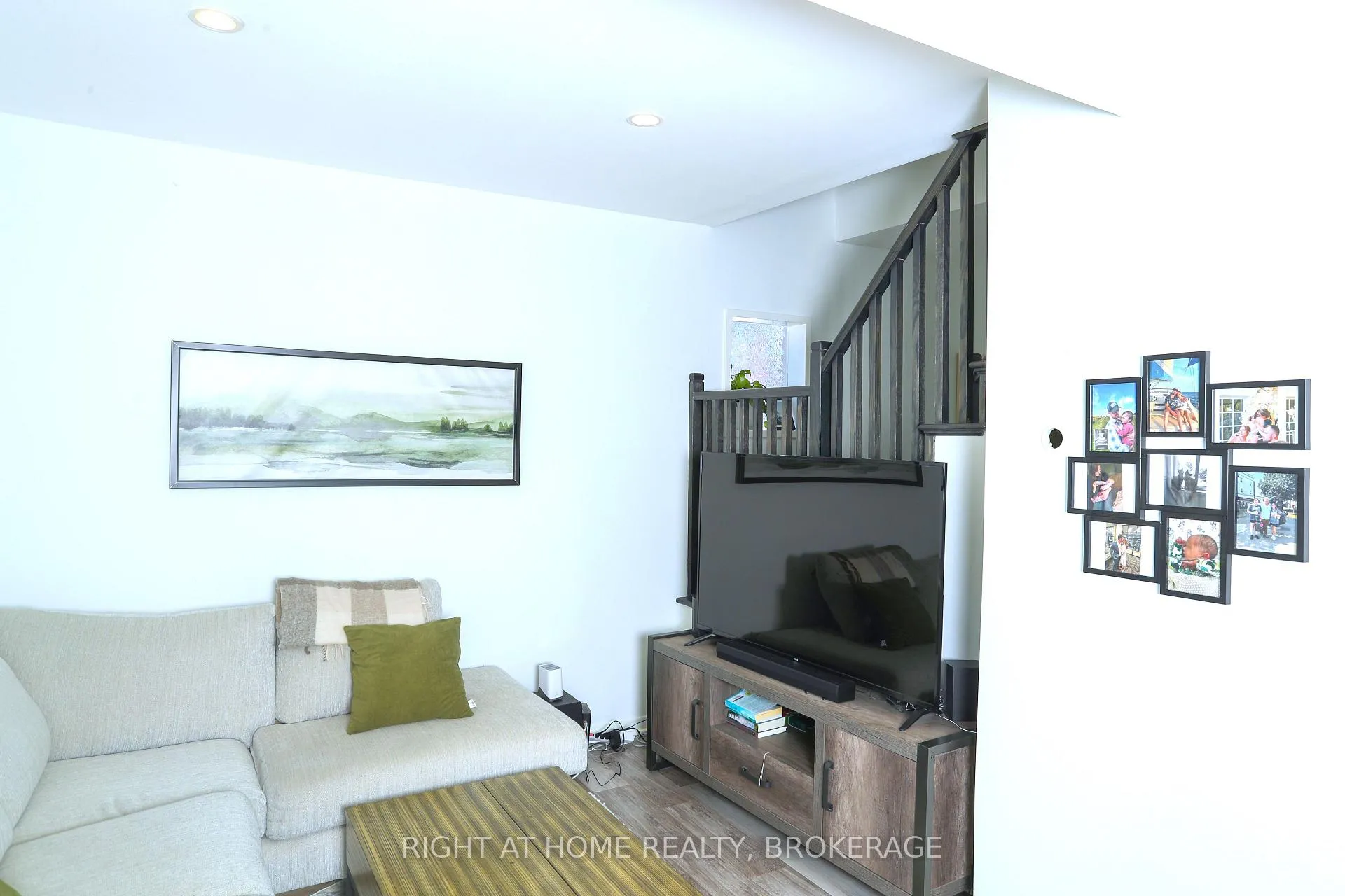 Photo 2 of 304 Rosslyn Avenue W, Hamilton, Crown Point — HOMEH