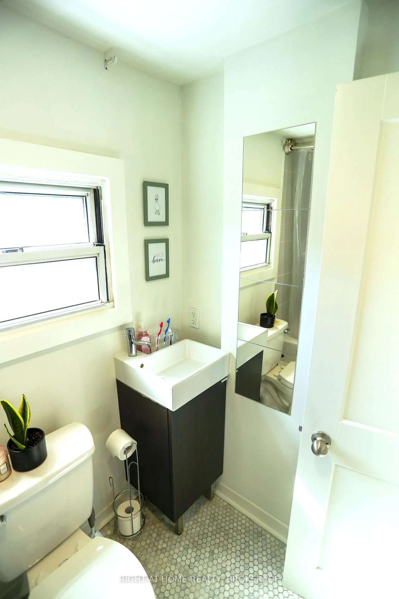 Photo 10 of 304 Rosslyn Avenue W, Hamilton, Crown Point — HOMEH