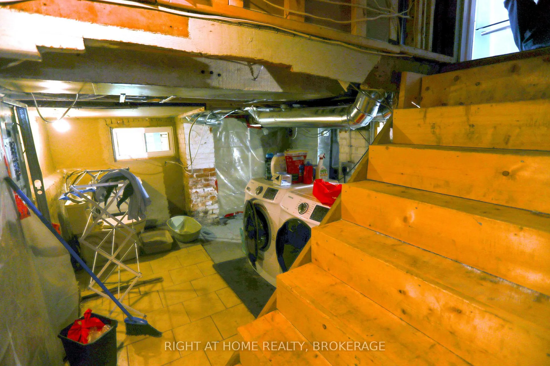 Photo 15 of 304 Rosslyn Avenue W, Hamilton, Crown Point — HOMEH
