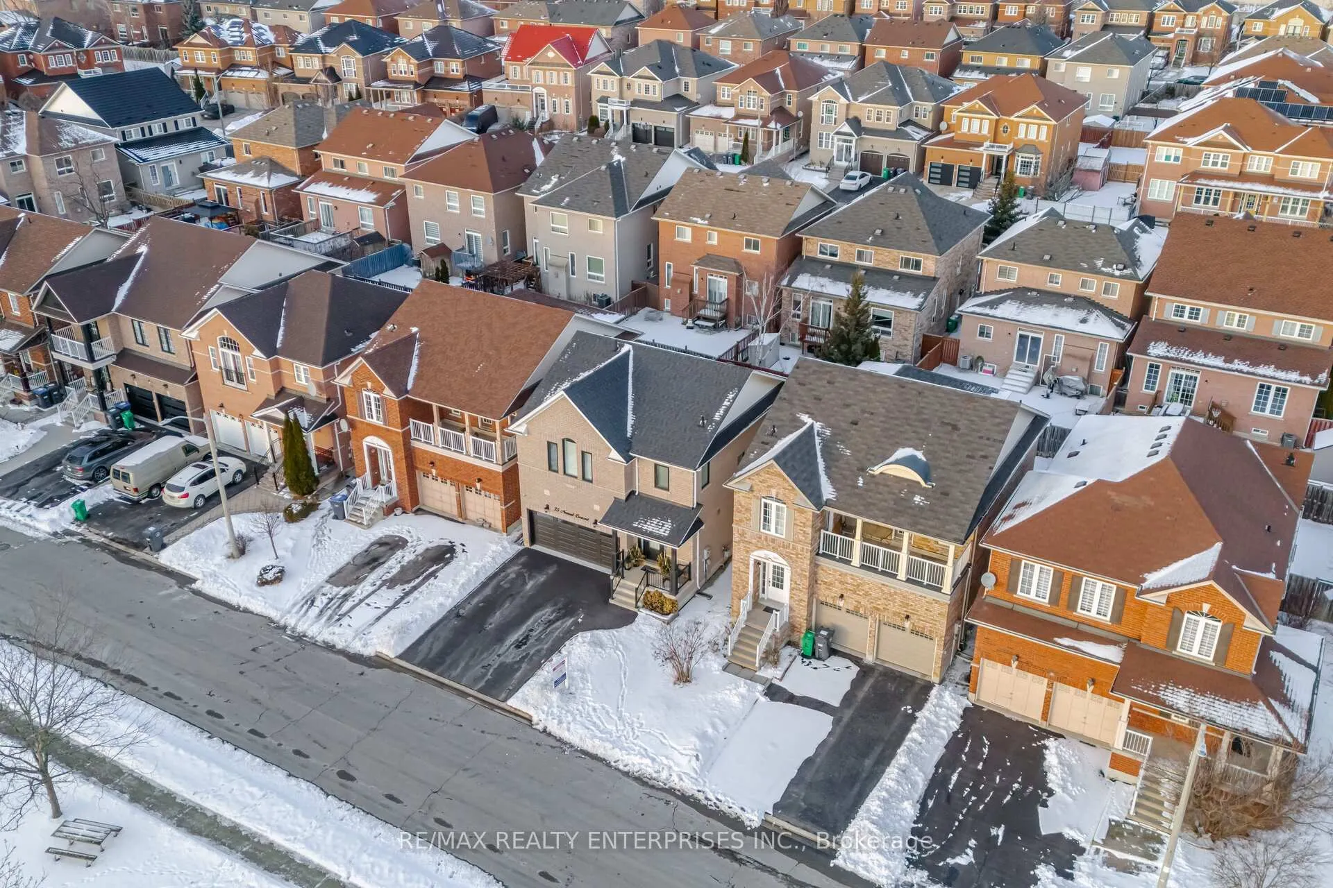 Photo 2 of 35 Nomad Crescent, Brampton, Bram West — HOMEH