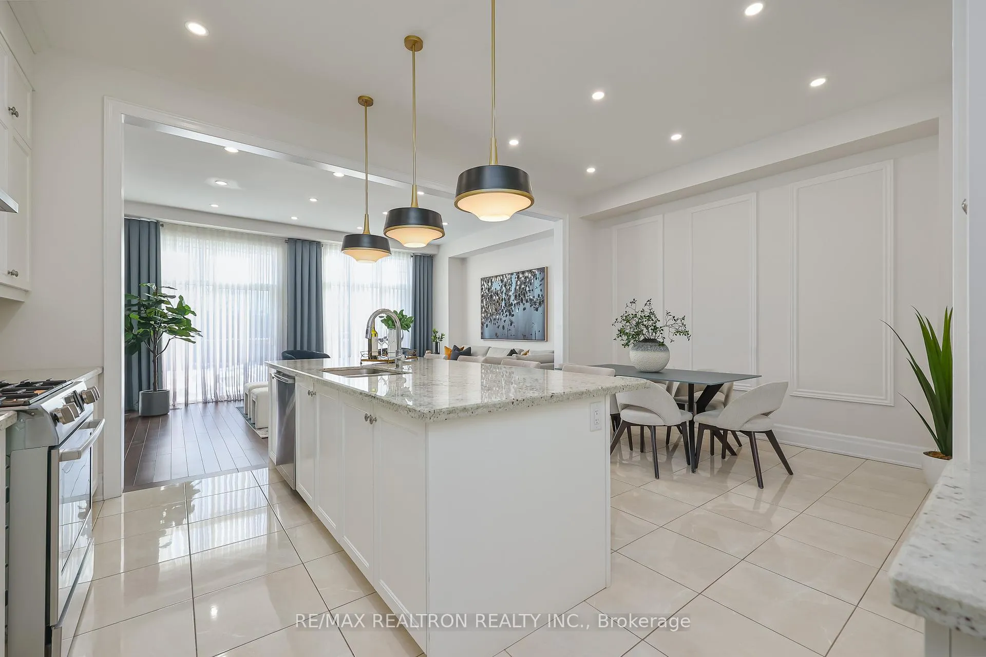 Photo 3 of 92 Carrville Woods Circle, Vaughan, Patterson — HOMEH