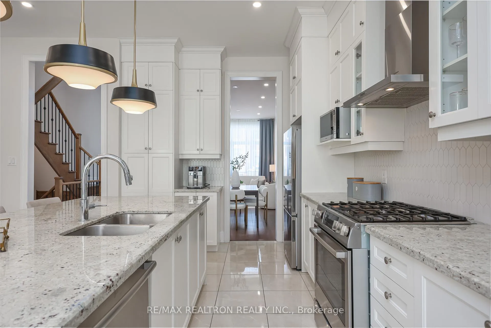 Photo 4 of 92 Carrville Woods Circle, Vaughan, Patterson — HOMEH
