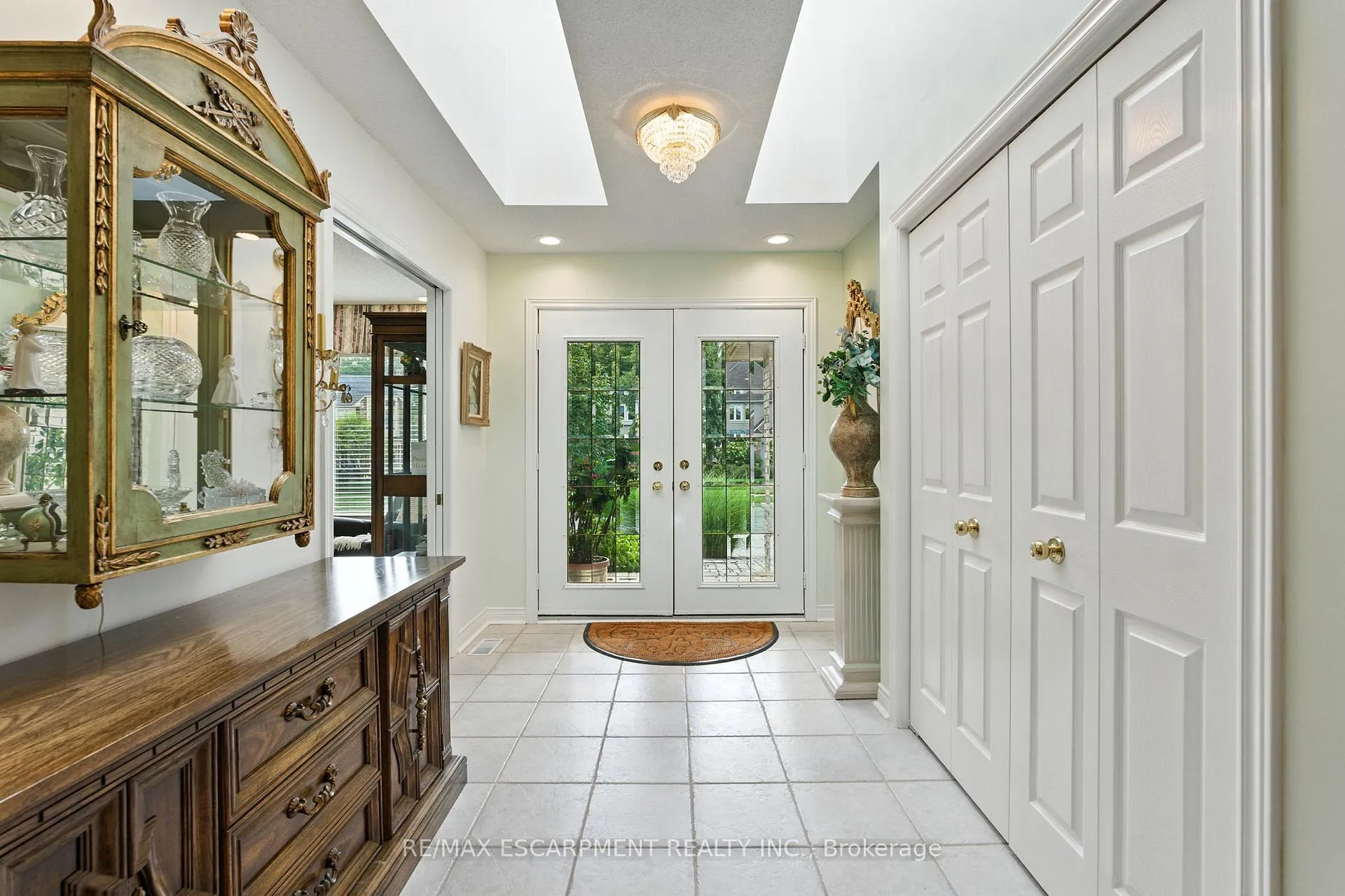 Photo 3 of 1104 Crofton Way, Burlington, Tyandaga — HOMEH