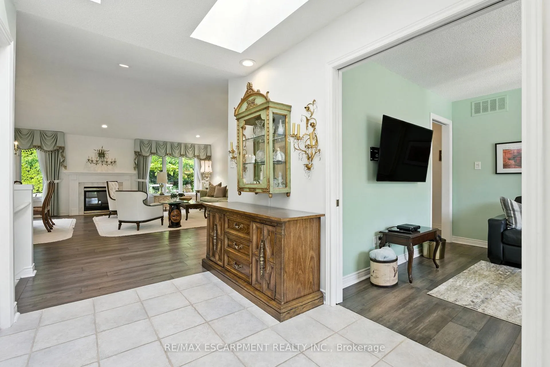 Photo 4 of 1104 Crofton Way, Burlington, Tyandaga — HOMEH