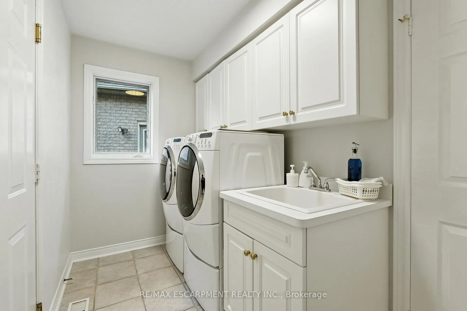 Photo 18 of 1104 Crofton Way, Burlington, Tyandaga — HOMEH
