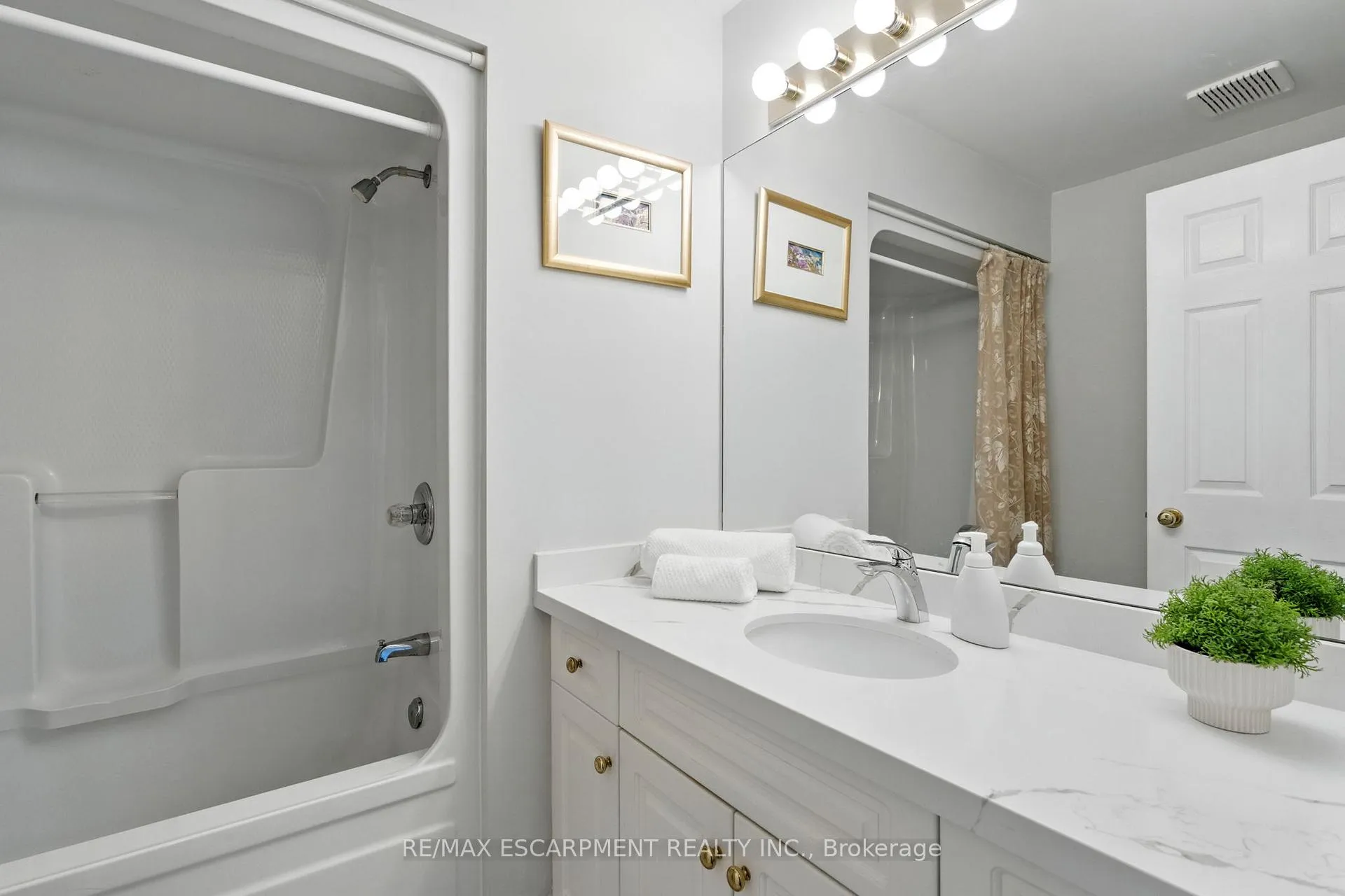 Photo 20 of 1104 Crofton Way, Burlington, Tyandaga — HOMEH