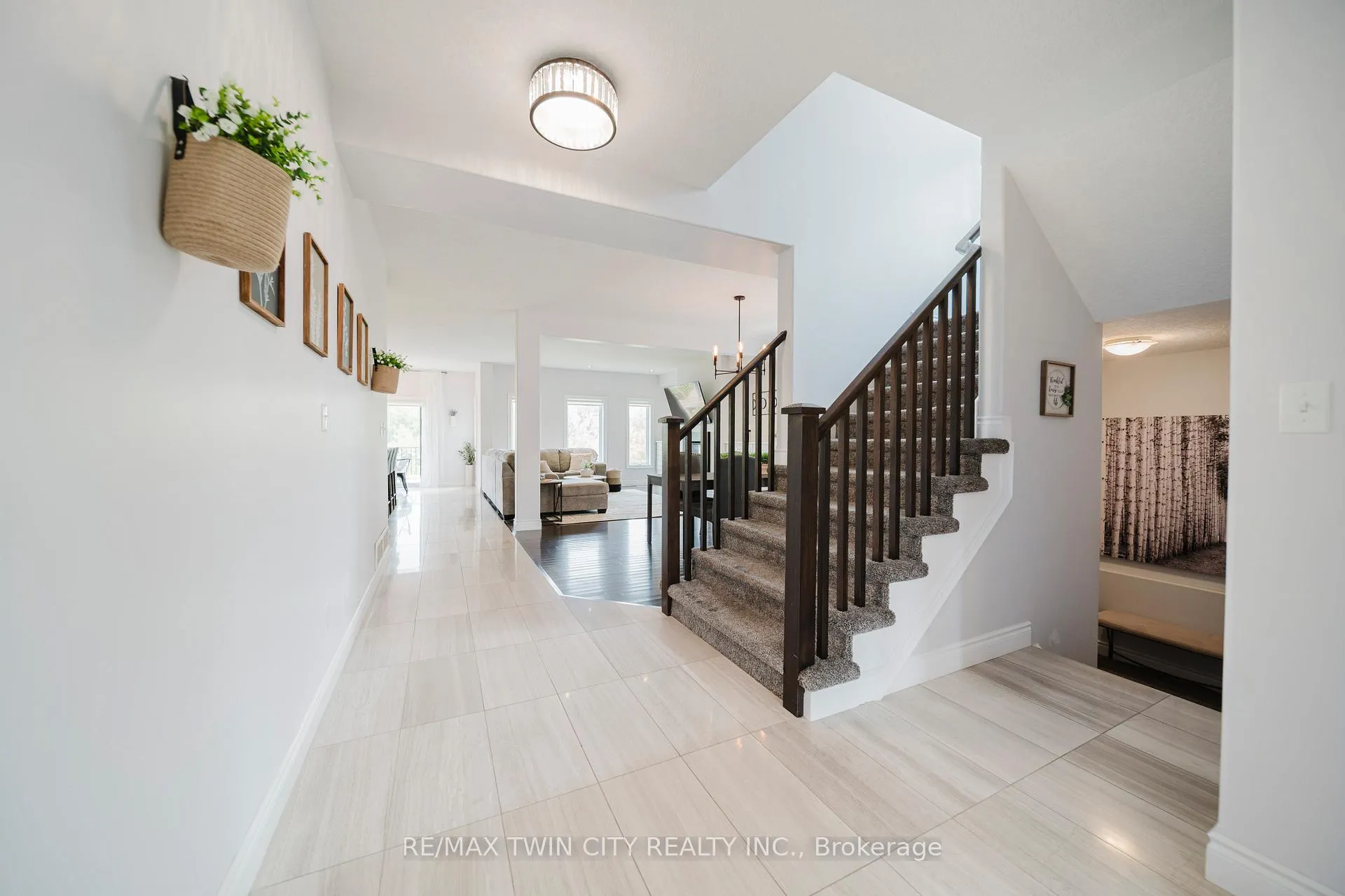 Photo 3 of 139 Schweitzer Crescent, Wellesley — HOMEH