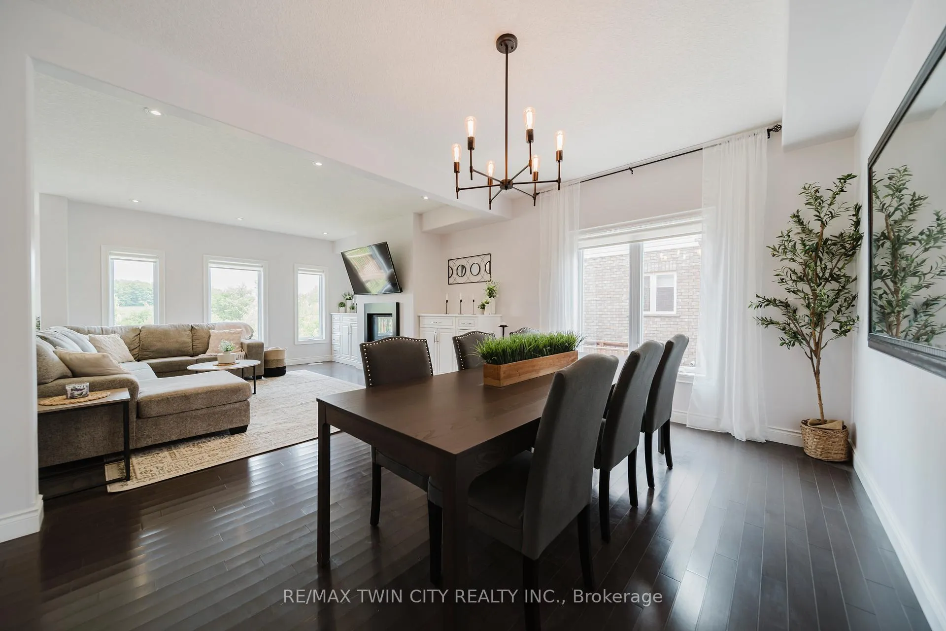 Photo 8 of 139 Schweitzer Crescent, Wellesley — HOMEH