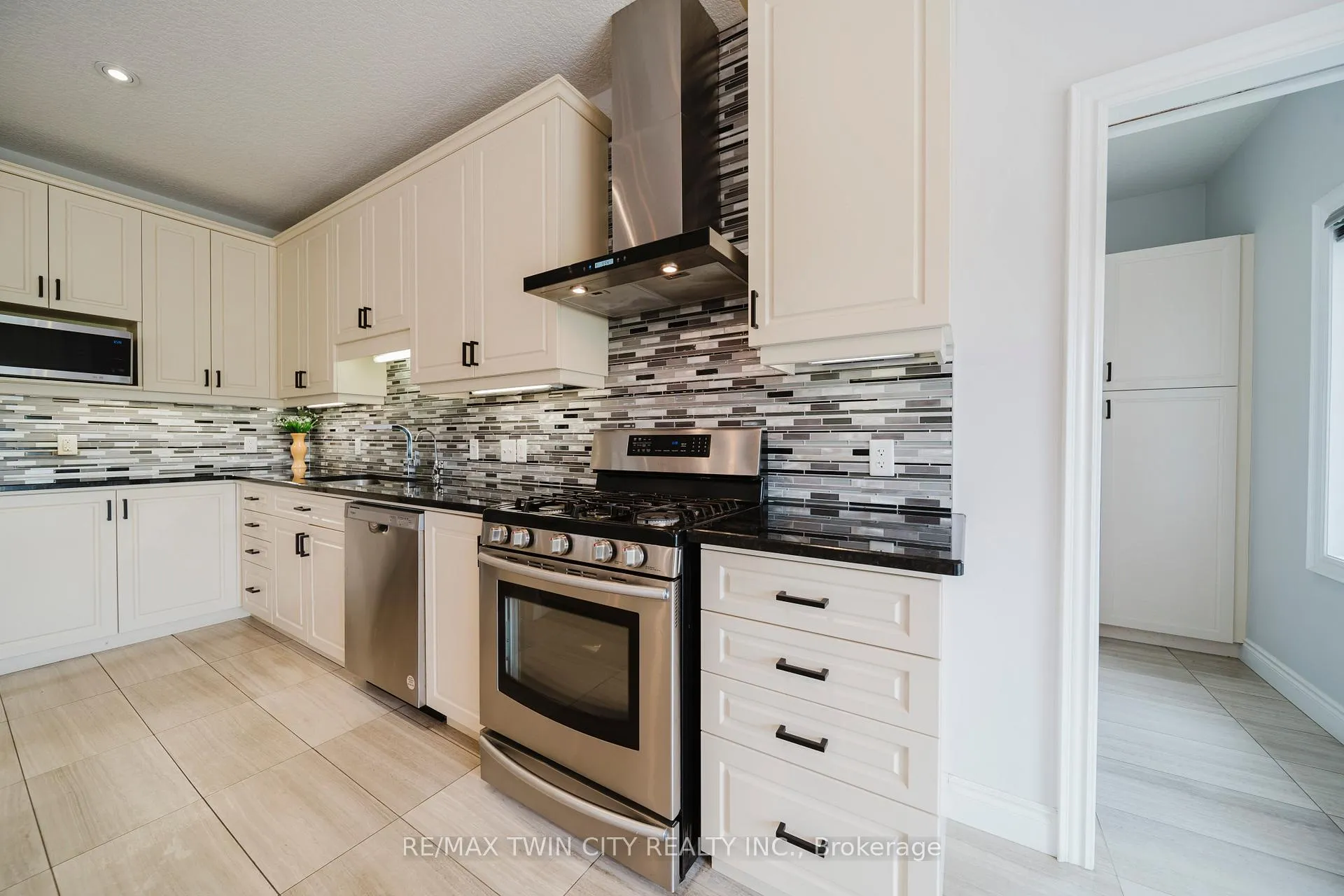 Photo 14 of 139 Schweitzer Crescent, Wellesley — HOMEH