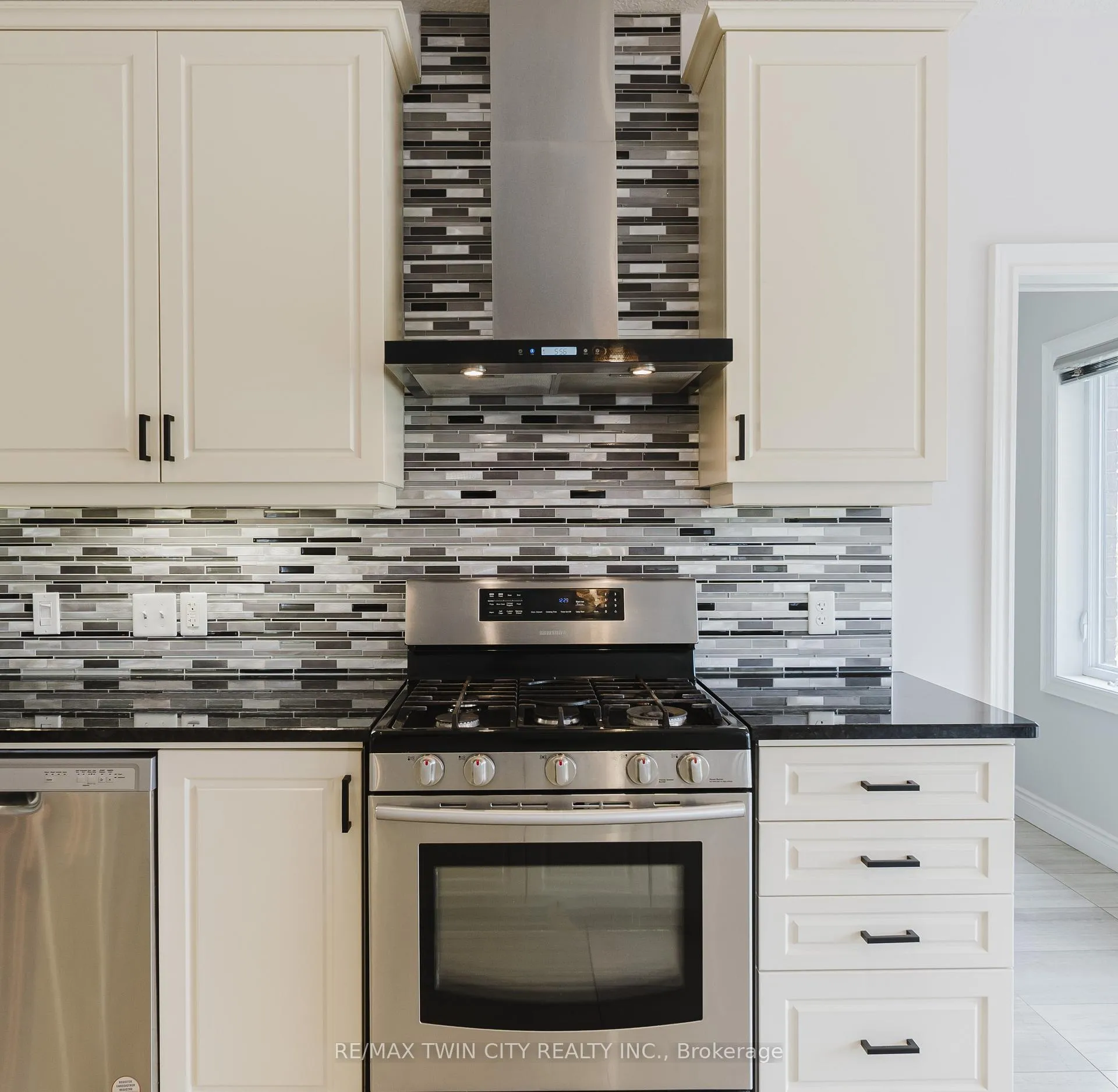 Photo 15 of 139 Schweitzer Crescent, Wellesley — HOMEH