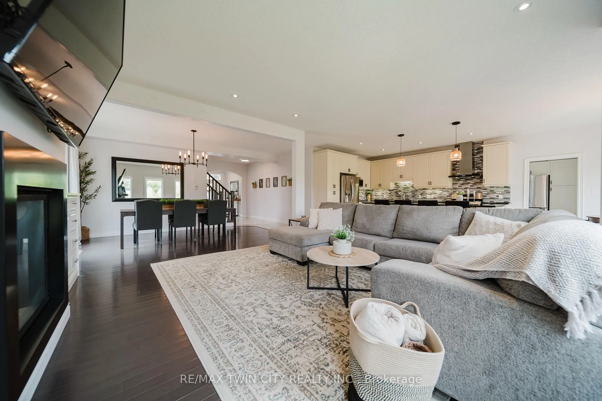 Photo 23 of 139 Schweitzer Crescent, Wellesley — HOMEH