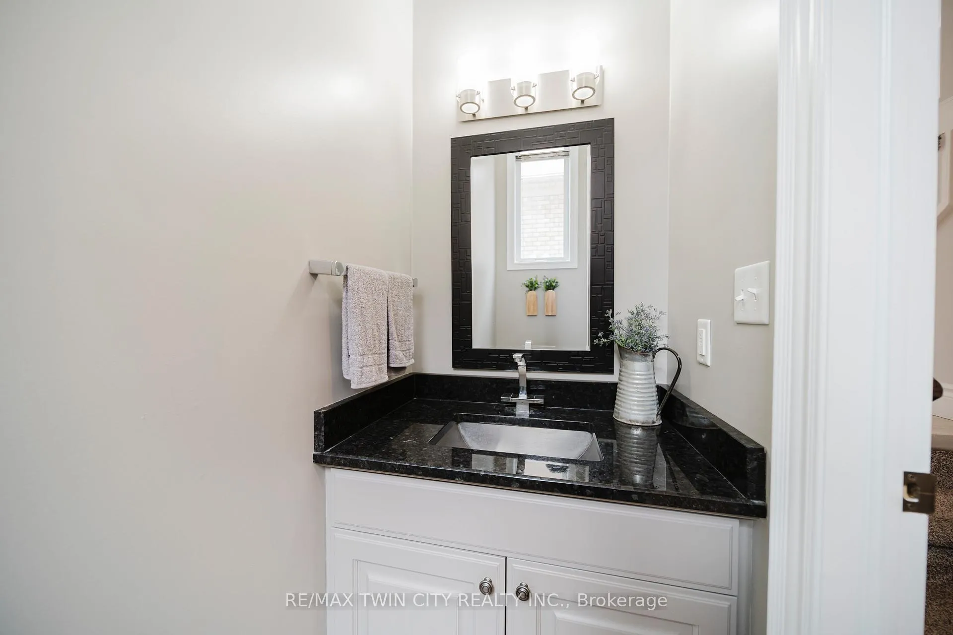 Photo 27 of 139 Schweitzer Crescent, Wellesley — HOMEH