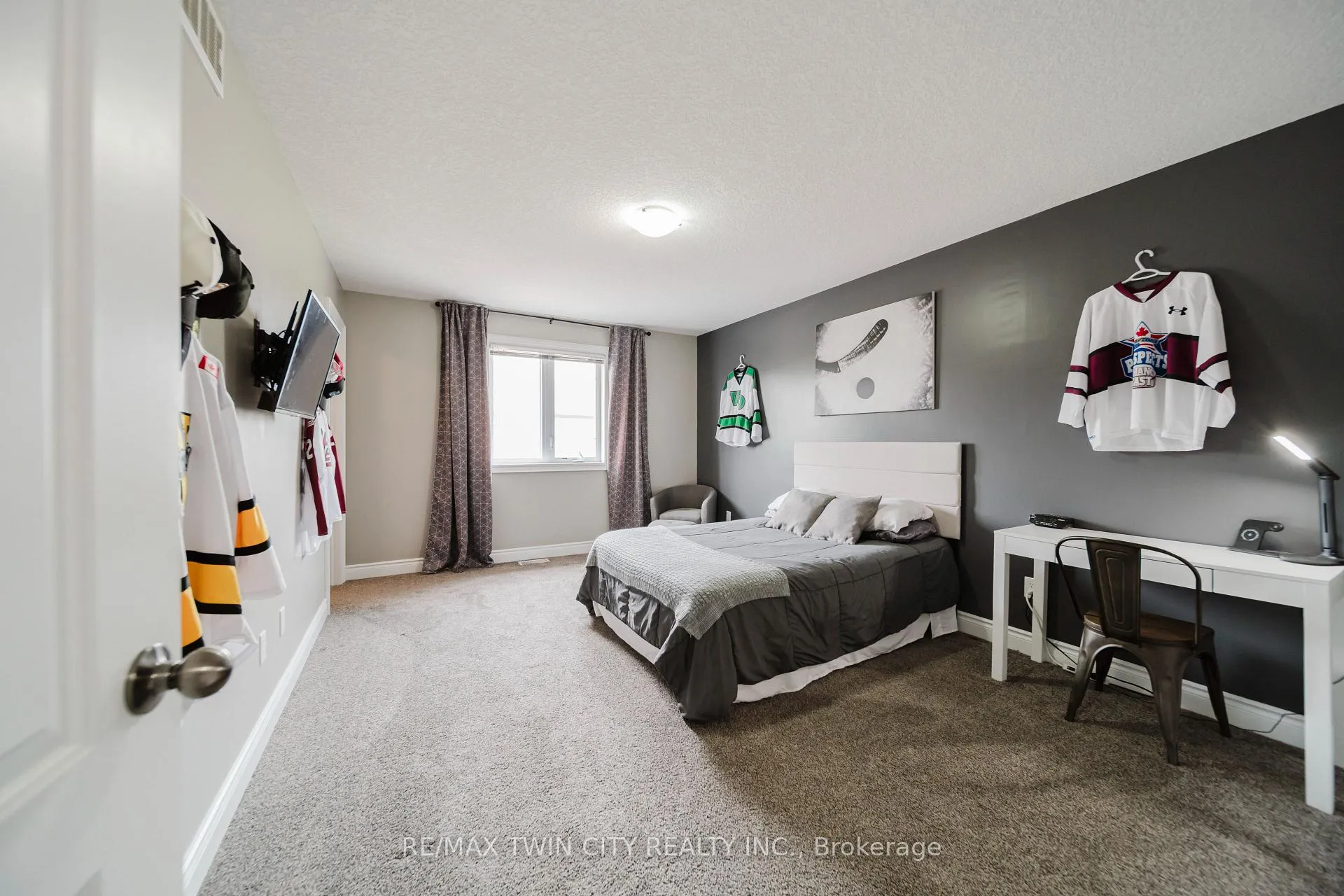 Photo 32 of 139 Schweitzer Crescent, Wellesley — HOMEH