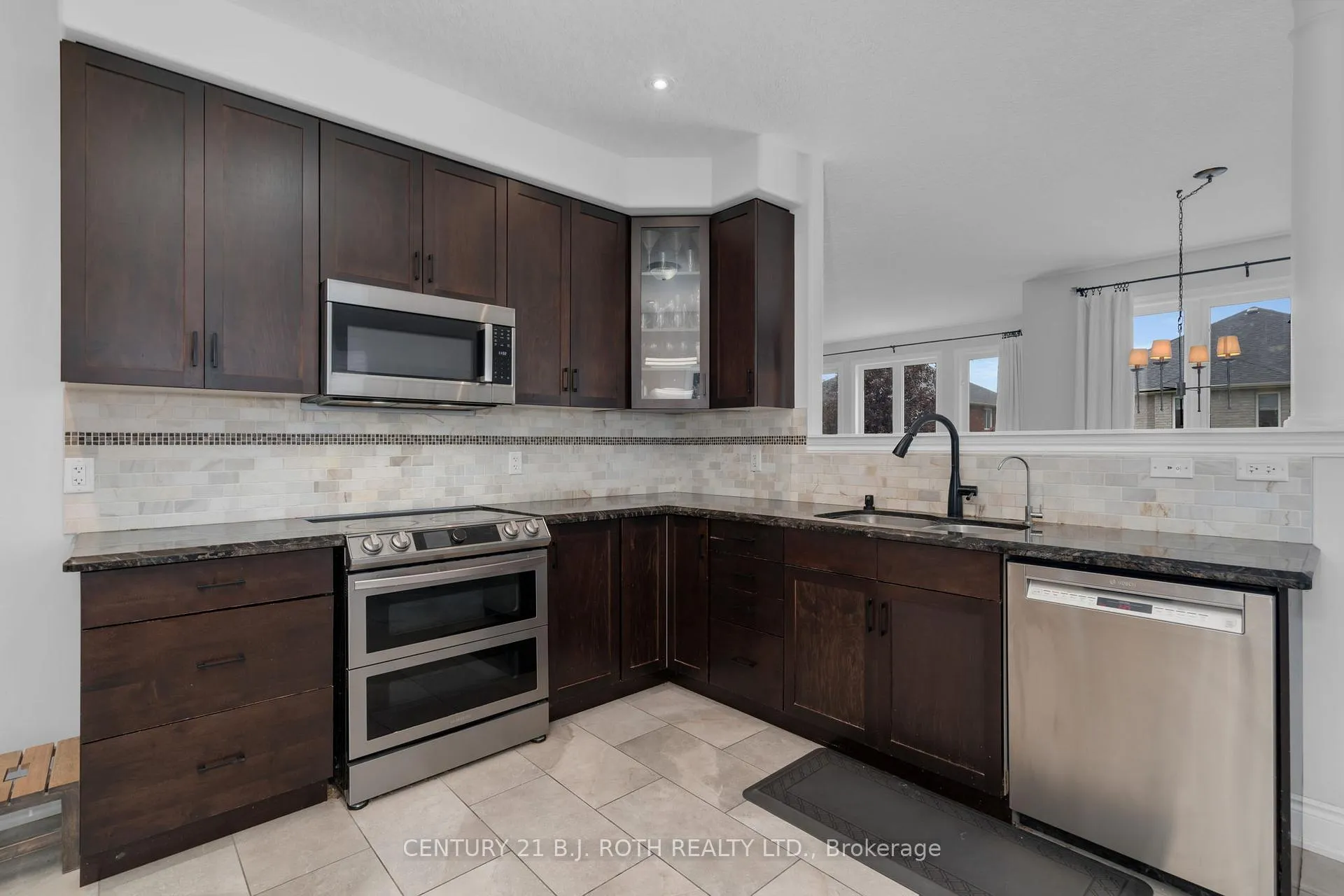 Photo 9 of 61 Sovereign's Gate, Barrie, Innis-Shore — HOMEH