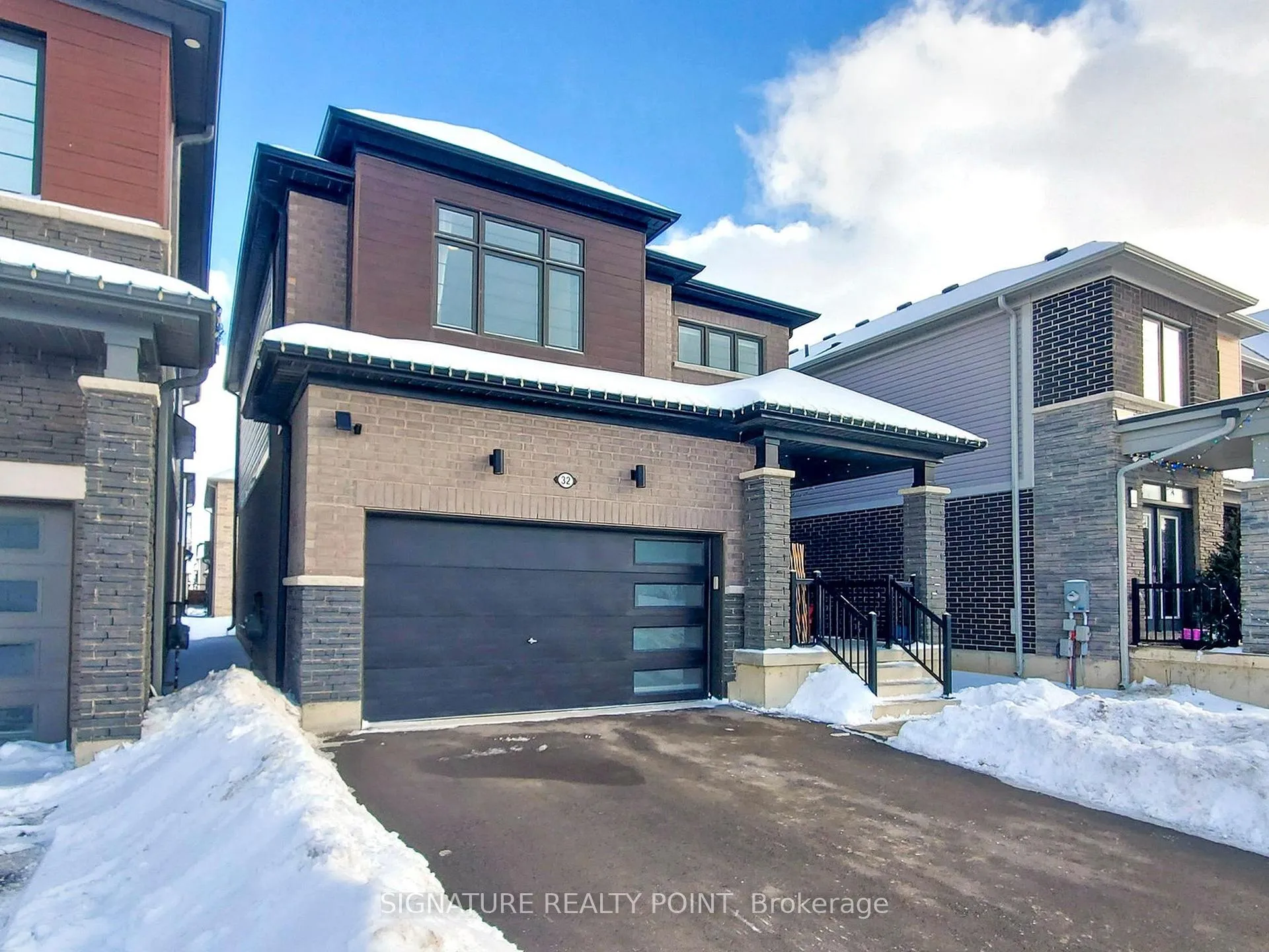 Photo 2 of 32 Whithorn Crescent, Haldimand — HOMEH