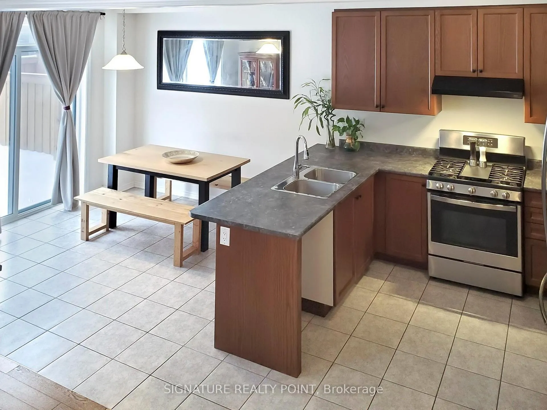 Photo 15 of 32 Whithorn Crescent, Haldimand — HOMEH
