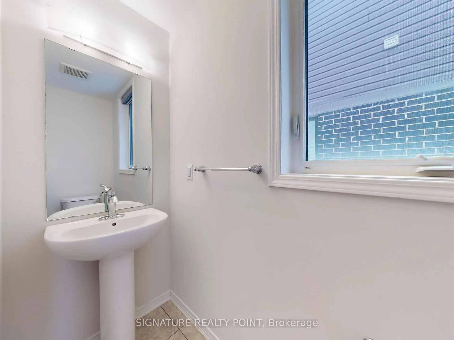 Photo 16 of 32 Whithorn Crescent, Haldimand — HOMEH