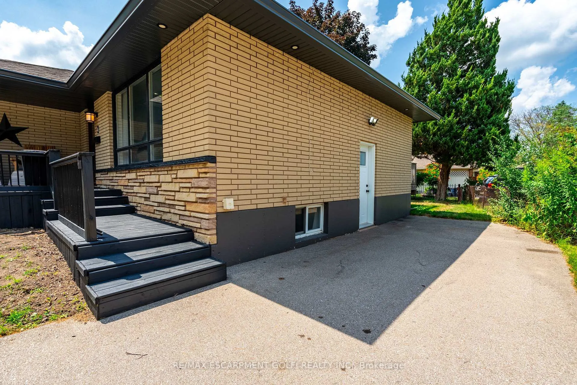 Photo 3 of 4 Harvard Avenue, Brantford — HOMEH