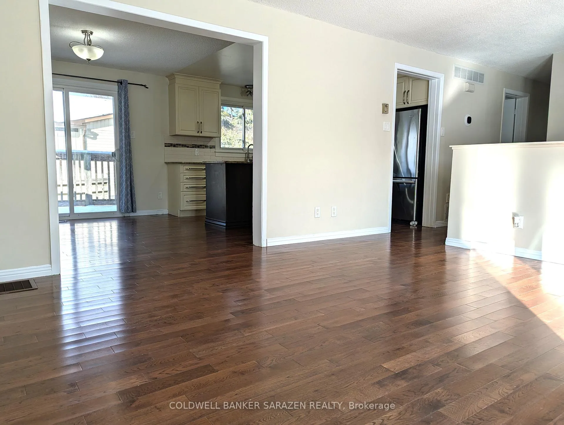 Photo 3 of 2 Dowdall Crescent, Ottawa, Fringewood — HOMEH