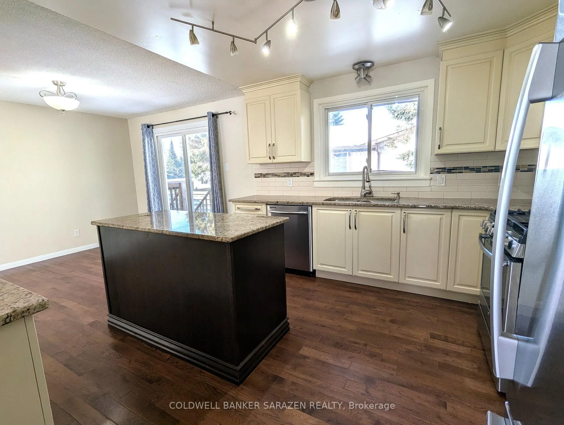 Photo 5 of 2 Dowdall Crescent, Ottawa, Fringewood — HOMEH