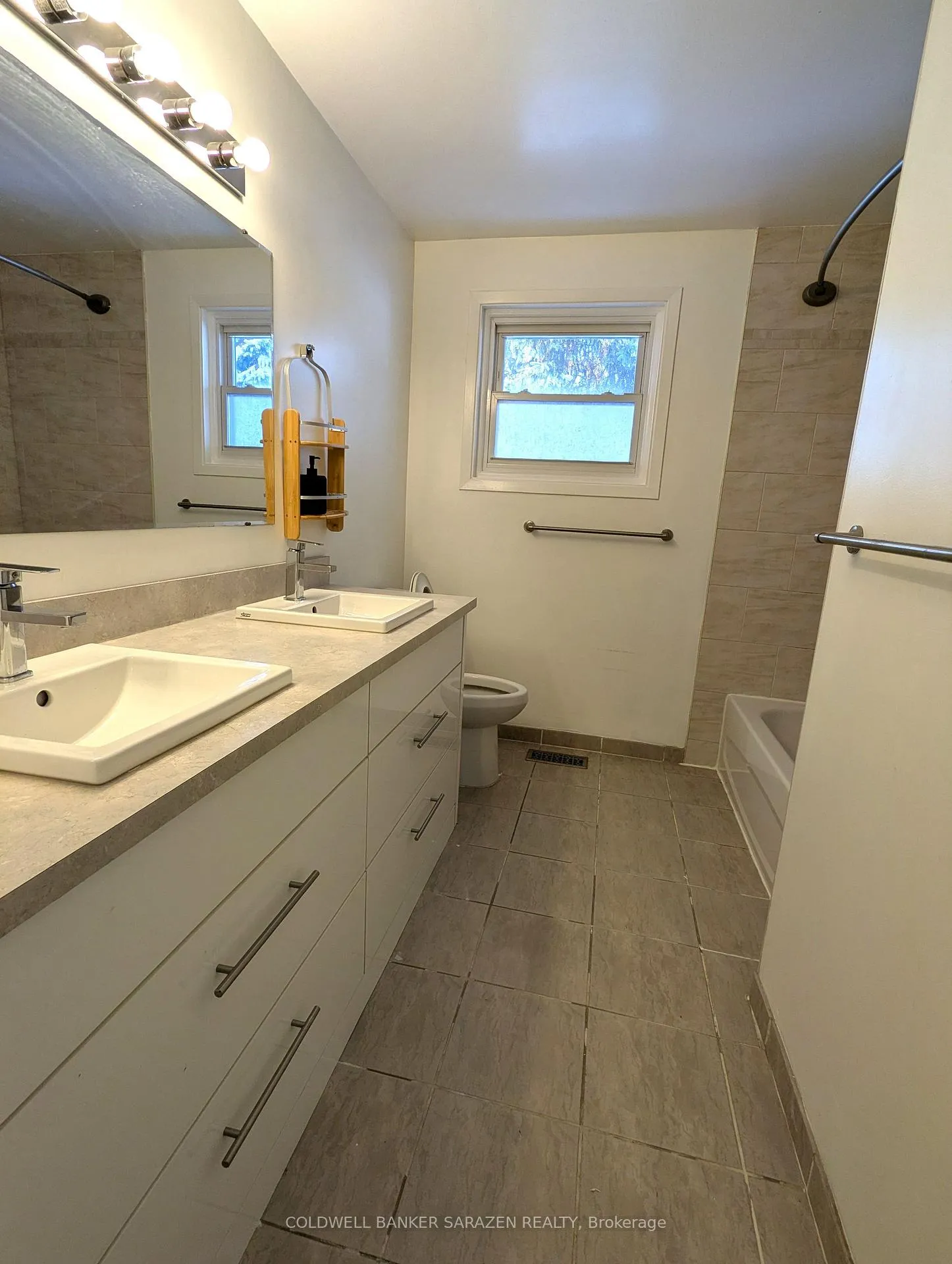 Photo 11 of 2 Dowdall Crescent, Ottawa, Fringewood — HOMEH