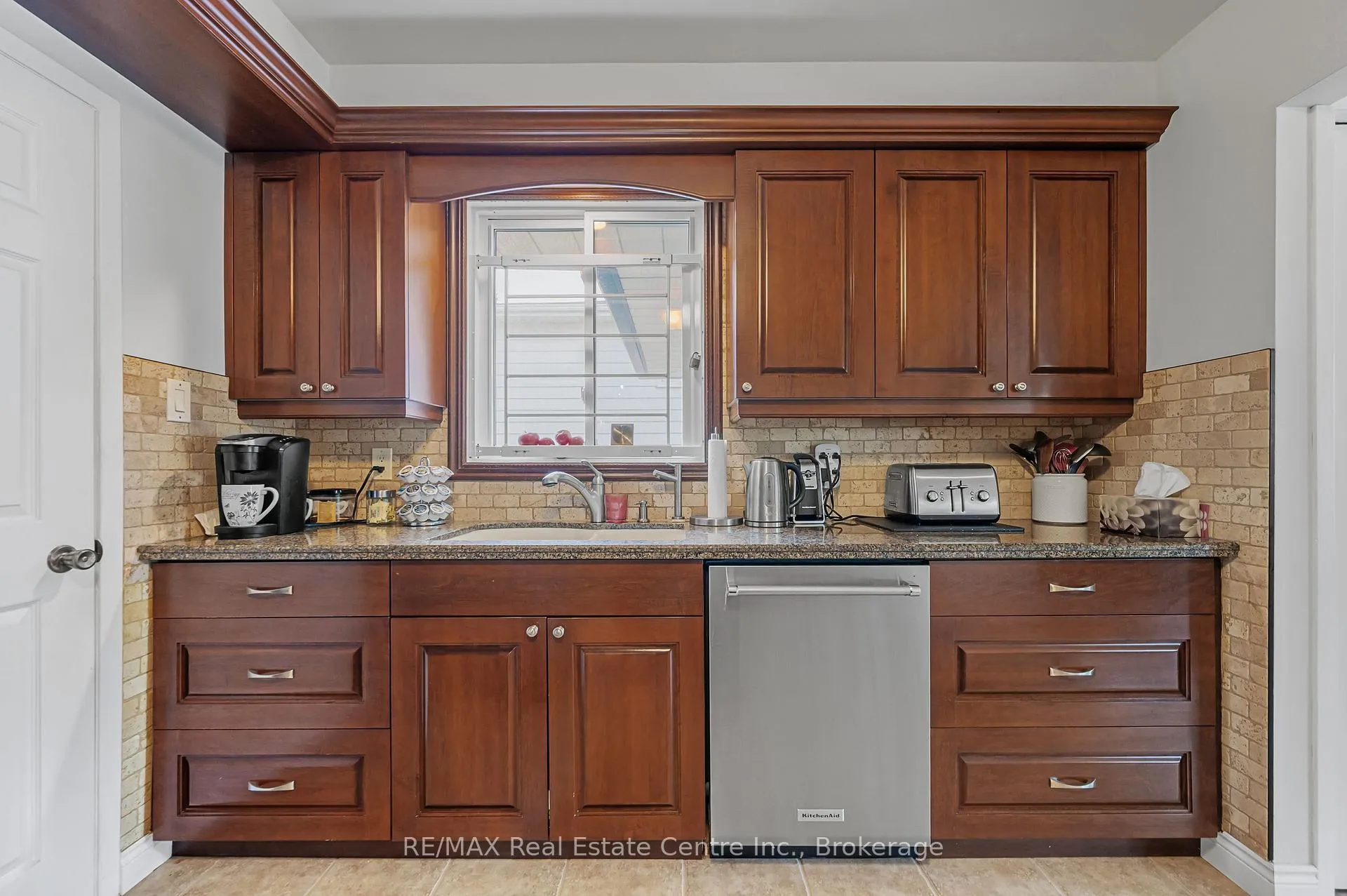 Photo 8 of 127 Toynbee Crescent, Kitchener — HOMEH