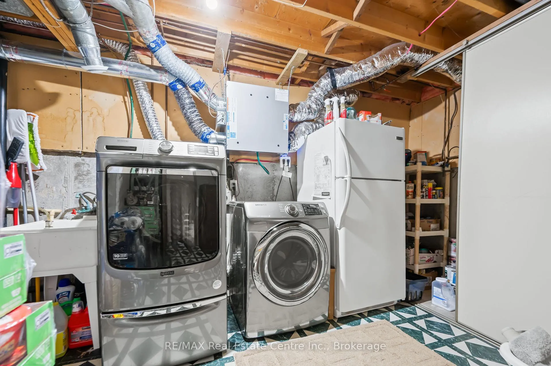 Photo 29 of 127 Toynbee Crescent, Kitchener — HOMEH