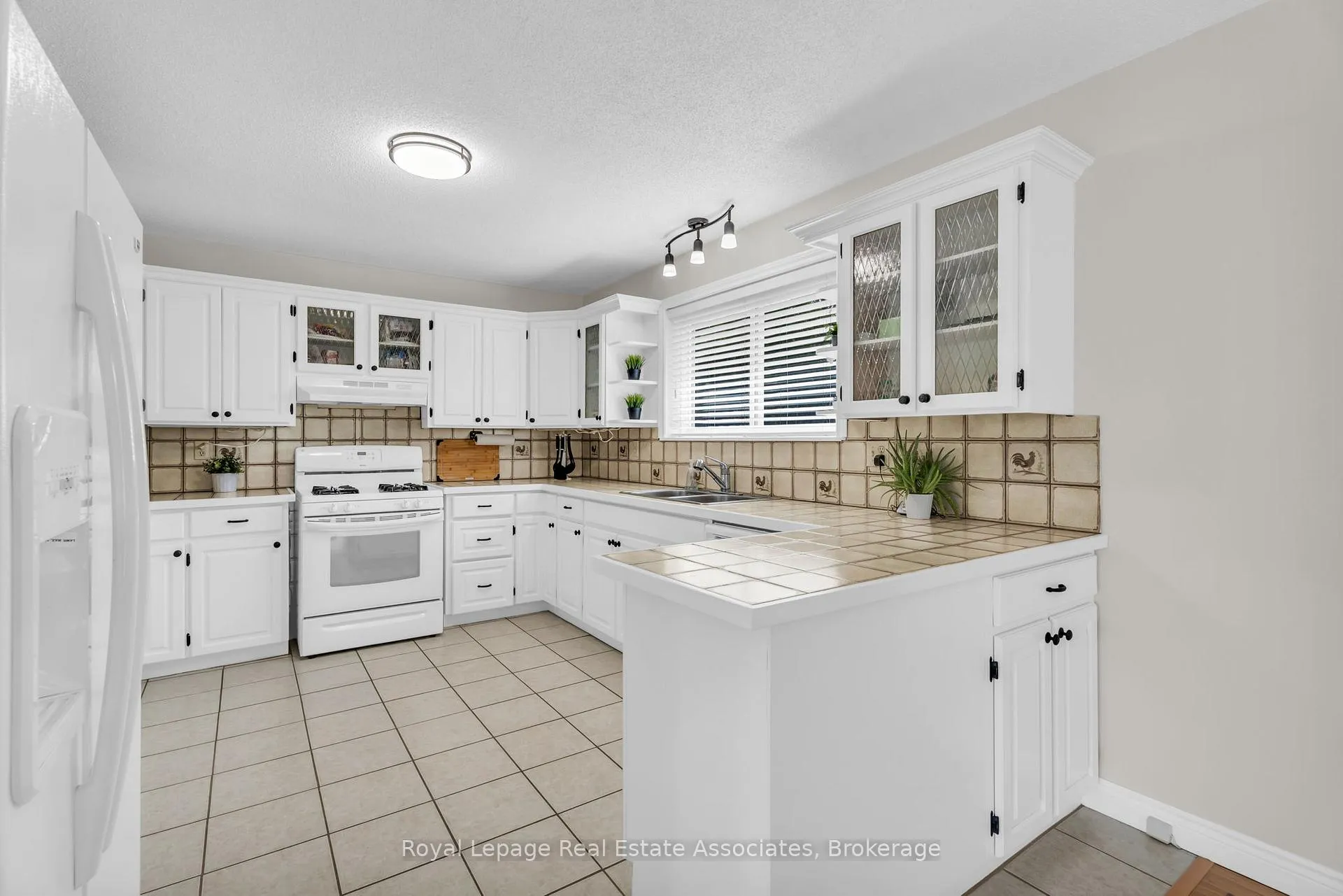 Photo 18 of 69 George Avenue, Wasaga Beach — HOMEH