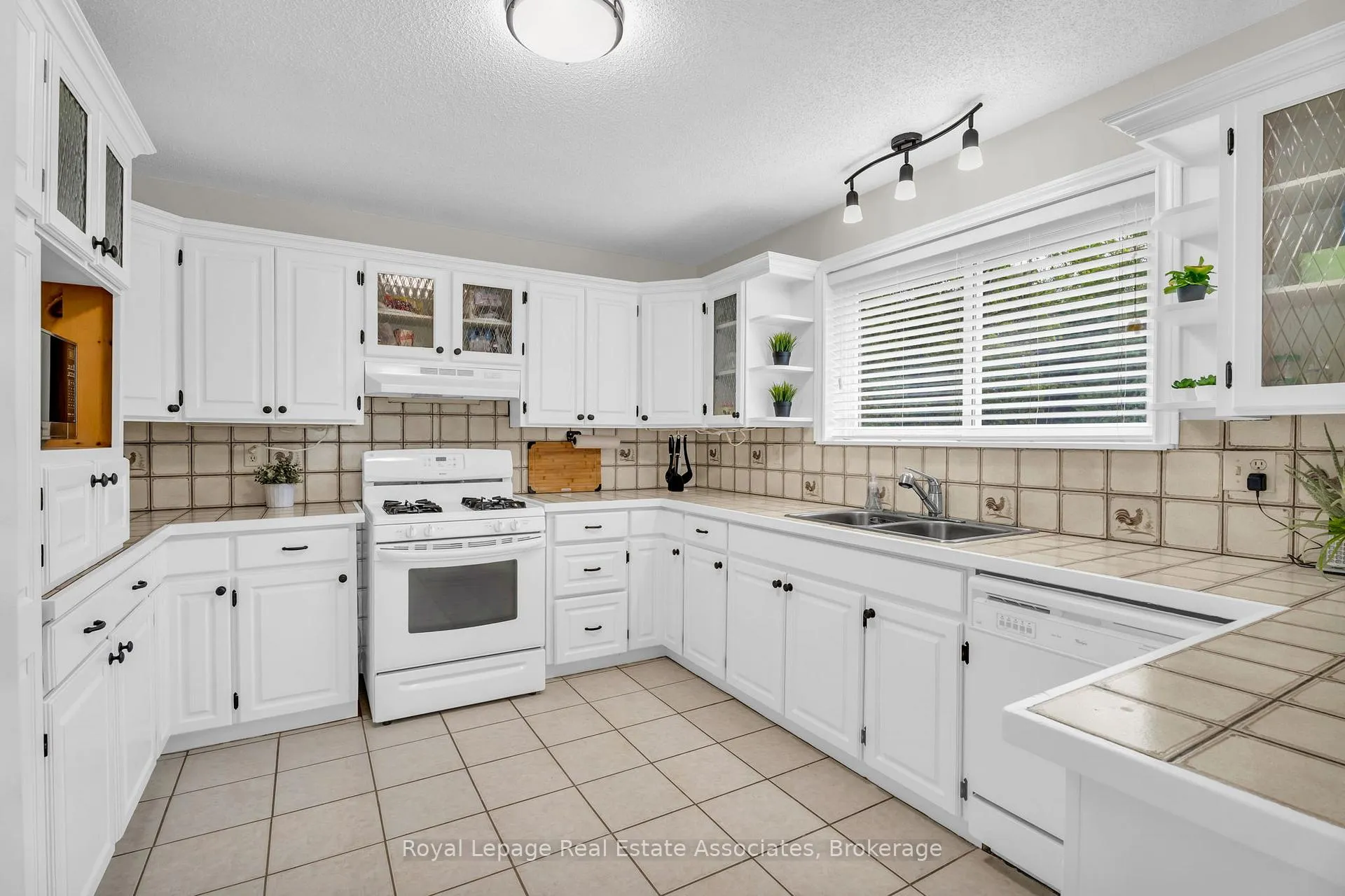 Photo 20 of 69 George Avenue, Wasaga Beach — HOMEH