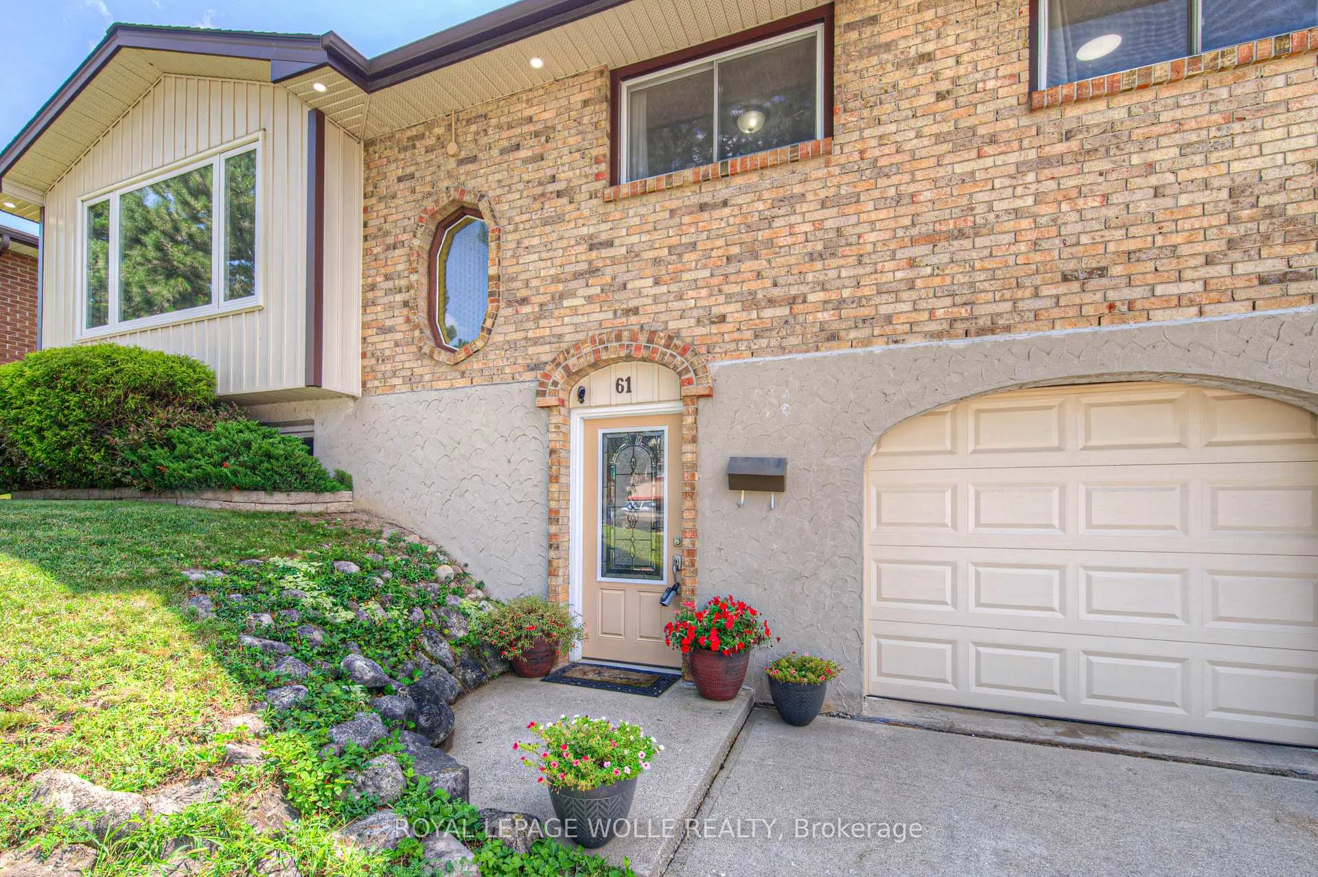 Photo 3 of 61 Bluerock Crescent, Cambridge — HOMEH