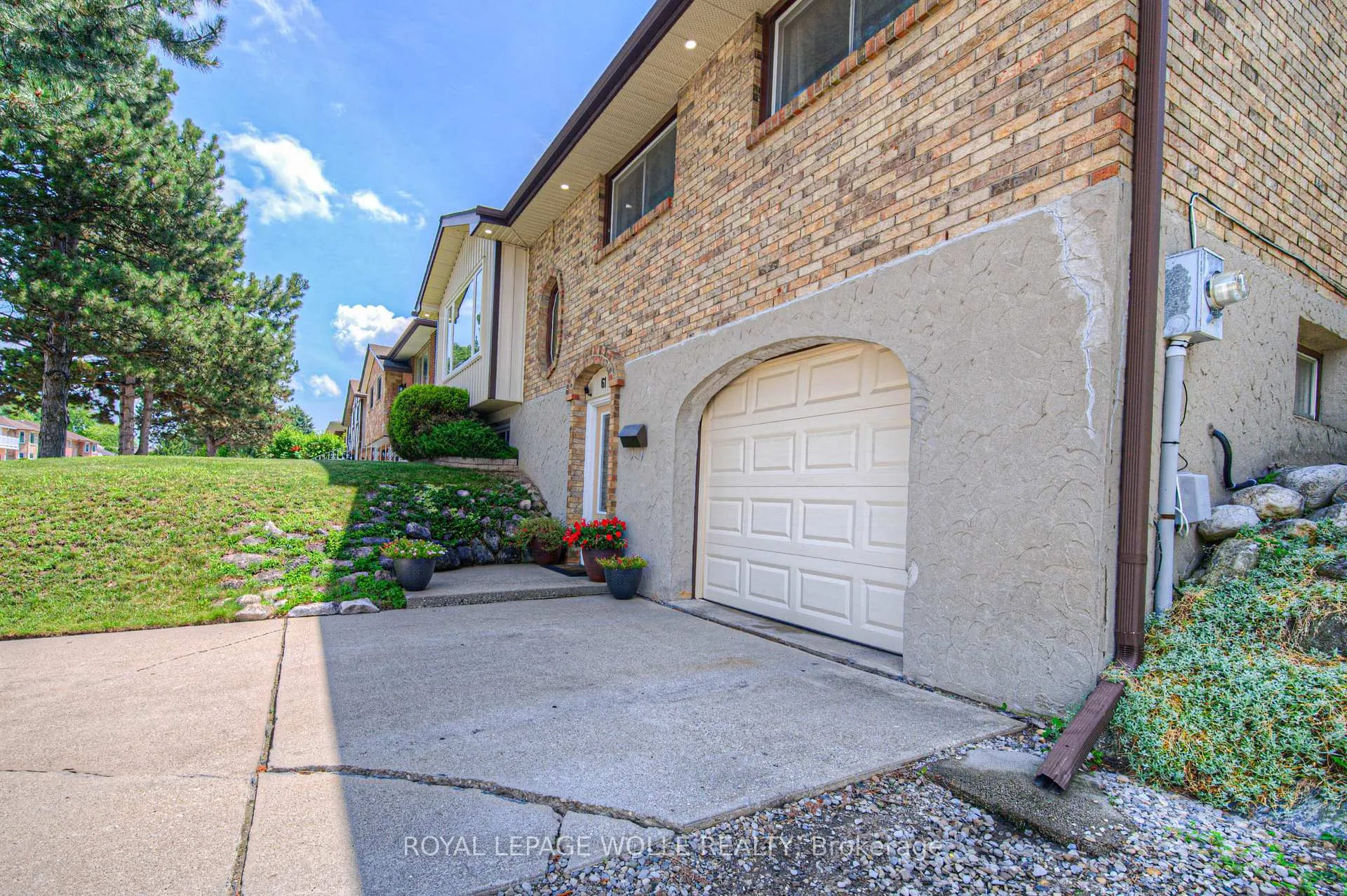Photo 4 of 61 Bluerock Crescent, Cambridge — HOMEH