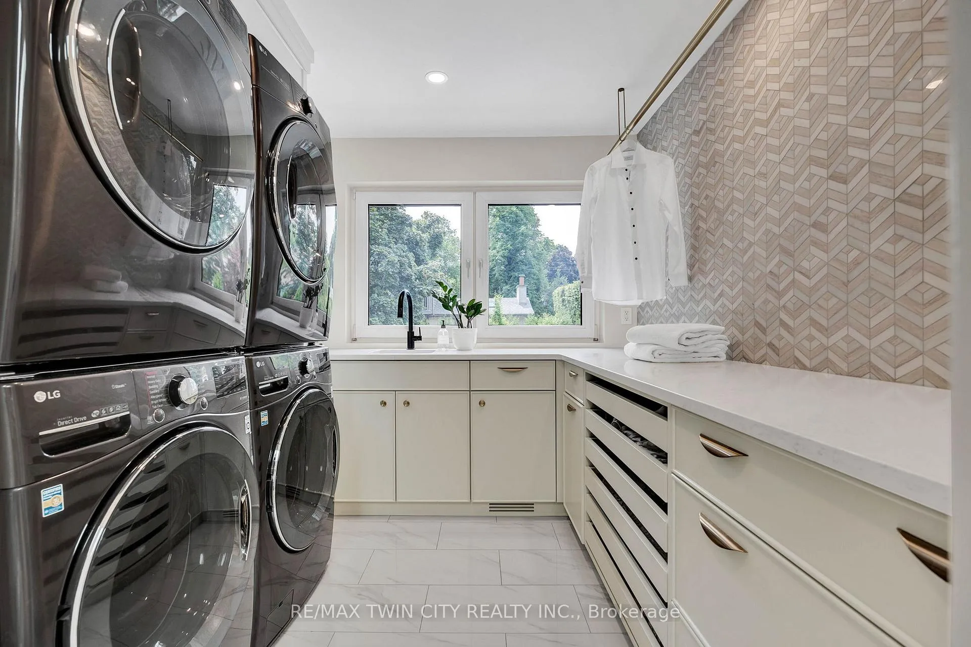 Photo 23 of 47 Huntley Crescent, Kitchener — HOMEH