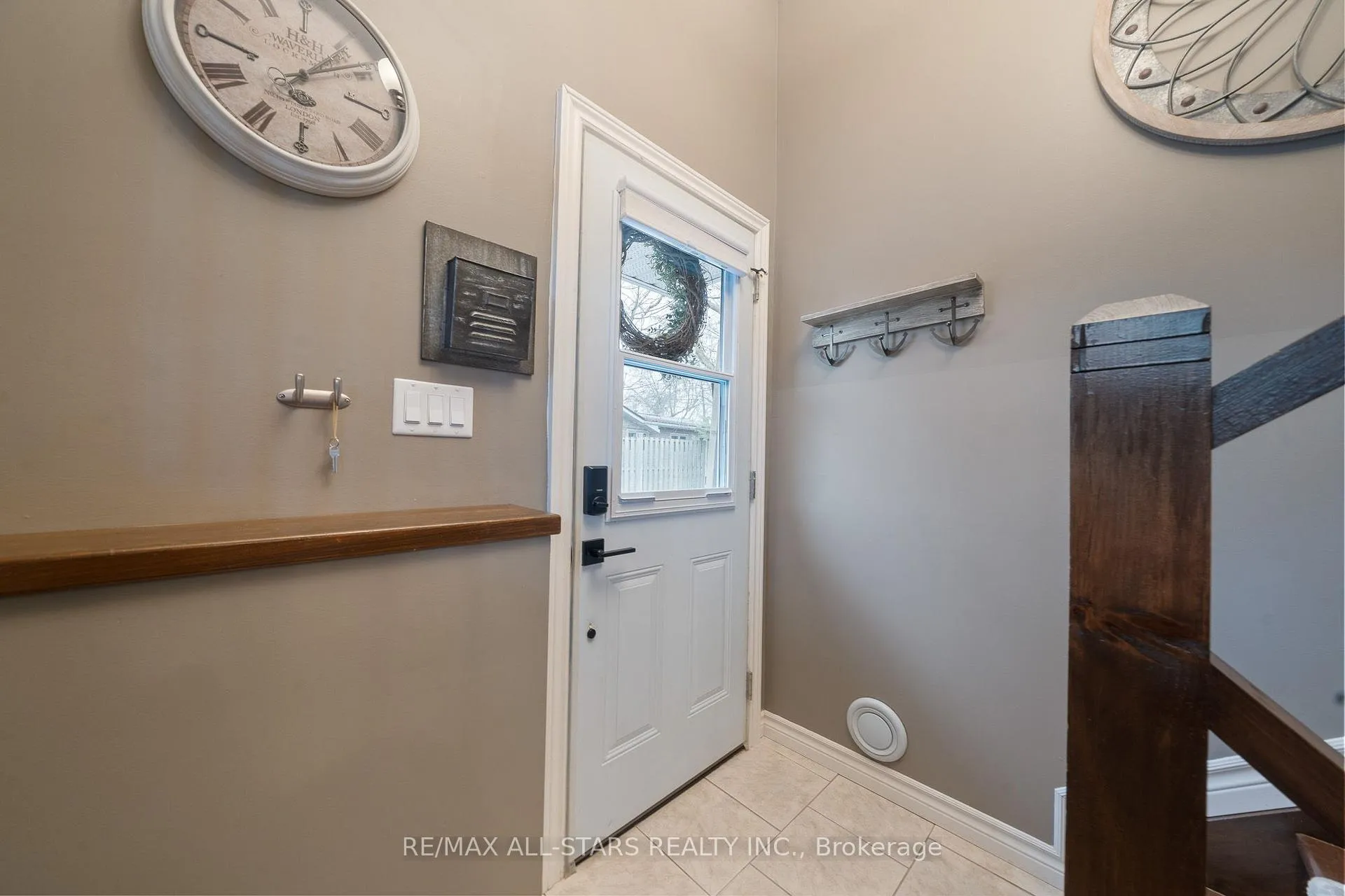 Photo 4 of 32 Newman Road, Kawartha Lakes, Mariposa — HOMEH