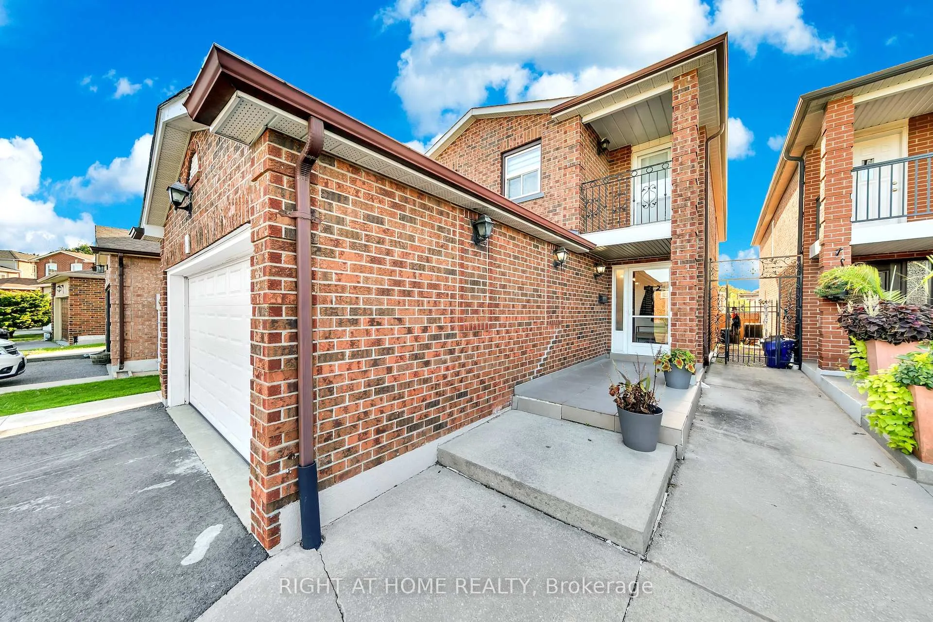 Photo 2 of 8 Terra Road, Vaughan, East Woodbridge — HOMEH