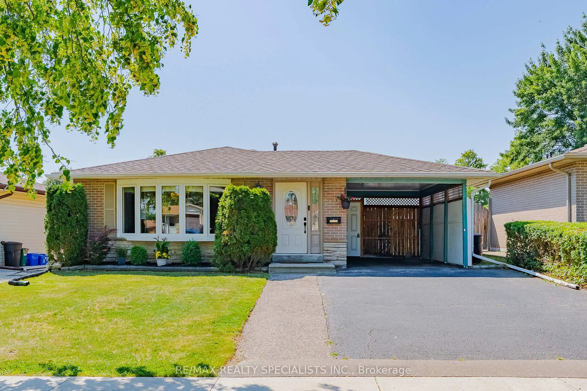 Photo 1 of 211 Hazelglen Drive, Kitchener, Victoria Hills — HOMEH